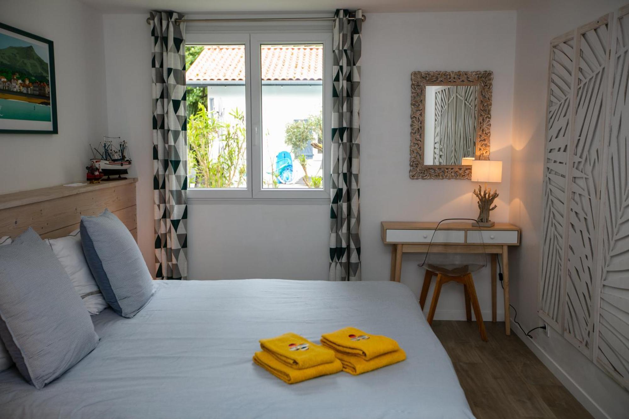 Erreka Txikia Bed & Breakfast Urrugne Room photo